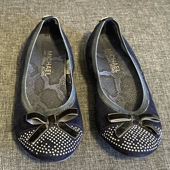 Girls Michael Kors Navy Suede Flats, Slip-on dress Shoes Size 13 - Picture 2 of 6